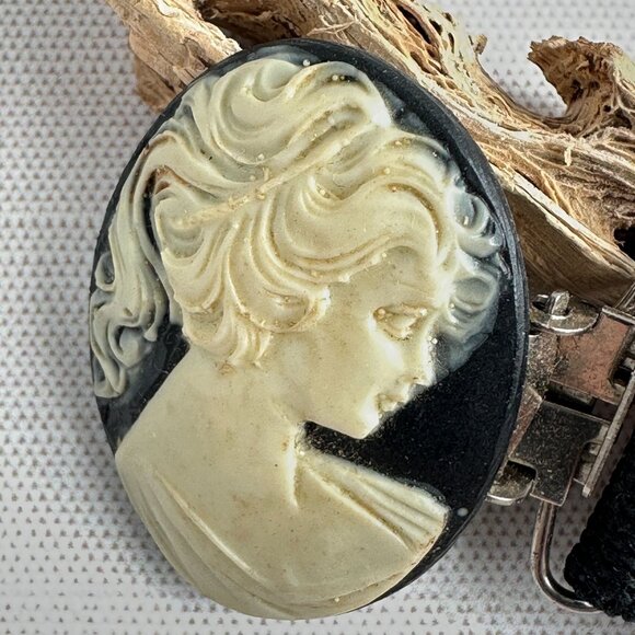 80s Cameo Jacket Cincher, Elastic Blazer Clip - Picture 2 of 10